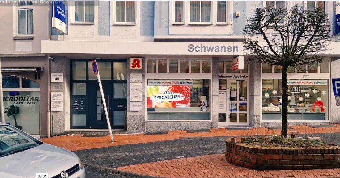 LED-Folie im Schaufenster an einer Hauptstraße